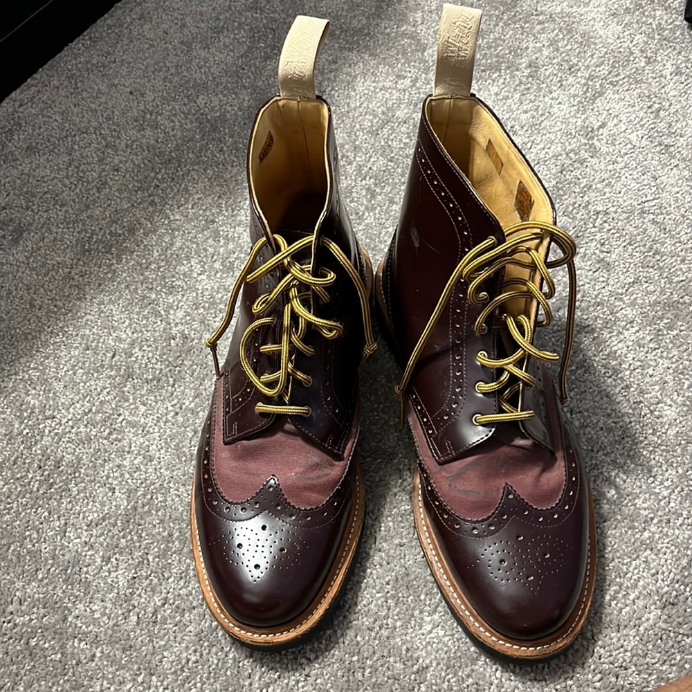 Vegan docs wingtip. Brownish ox blood color. Size 10 men’s. Very unique.